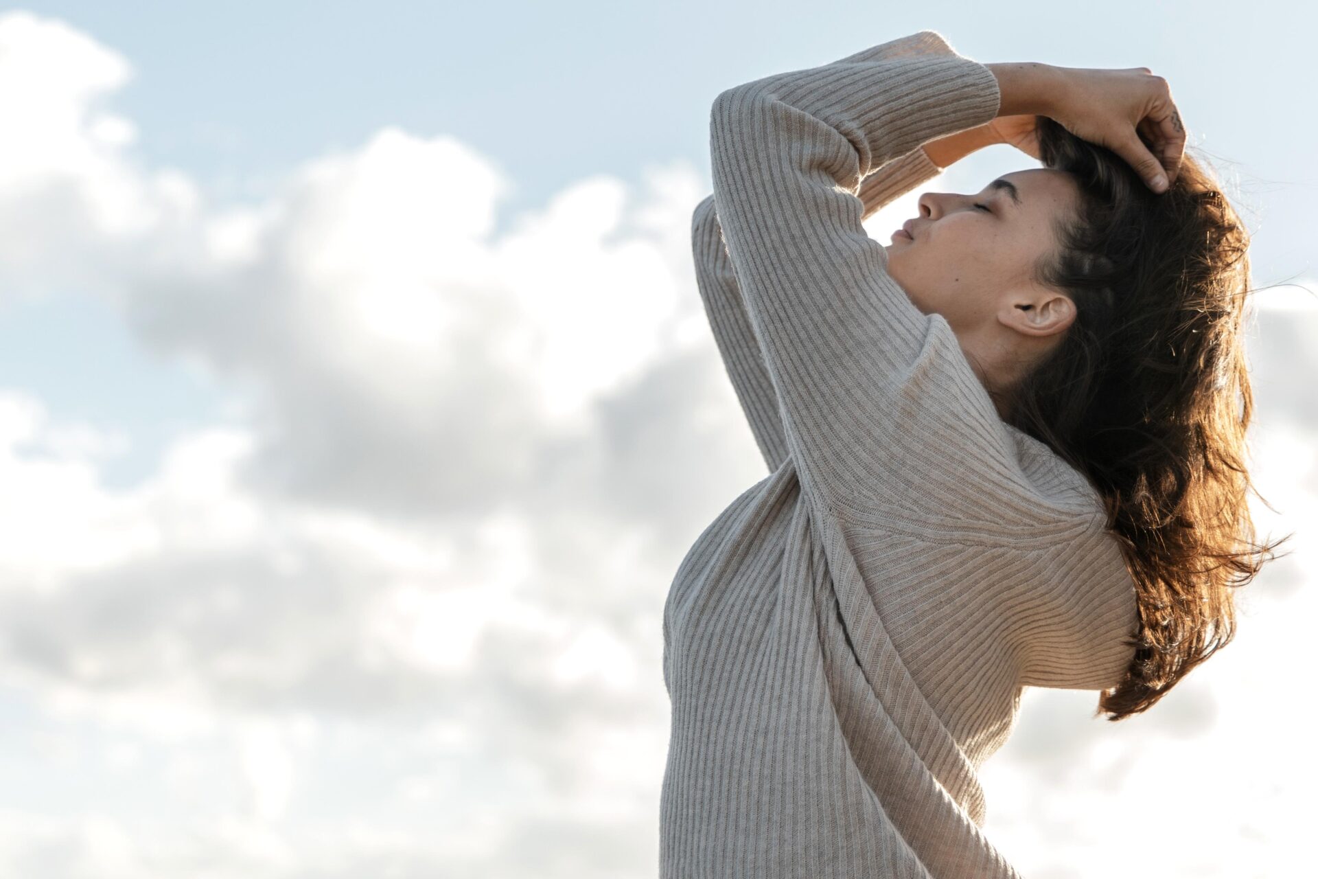 side-view-woman-posing-against-sky-with-copy-space Offre Sérénité